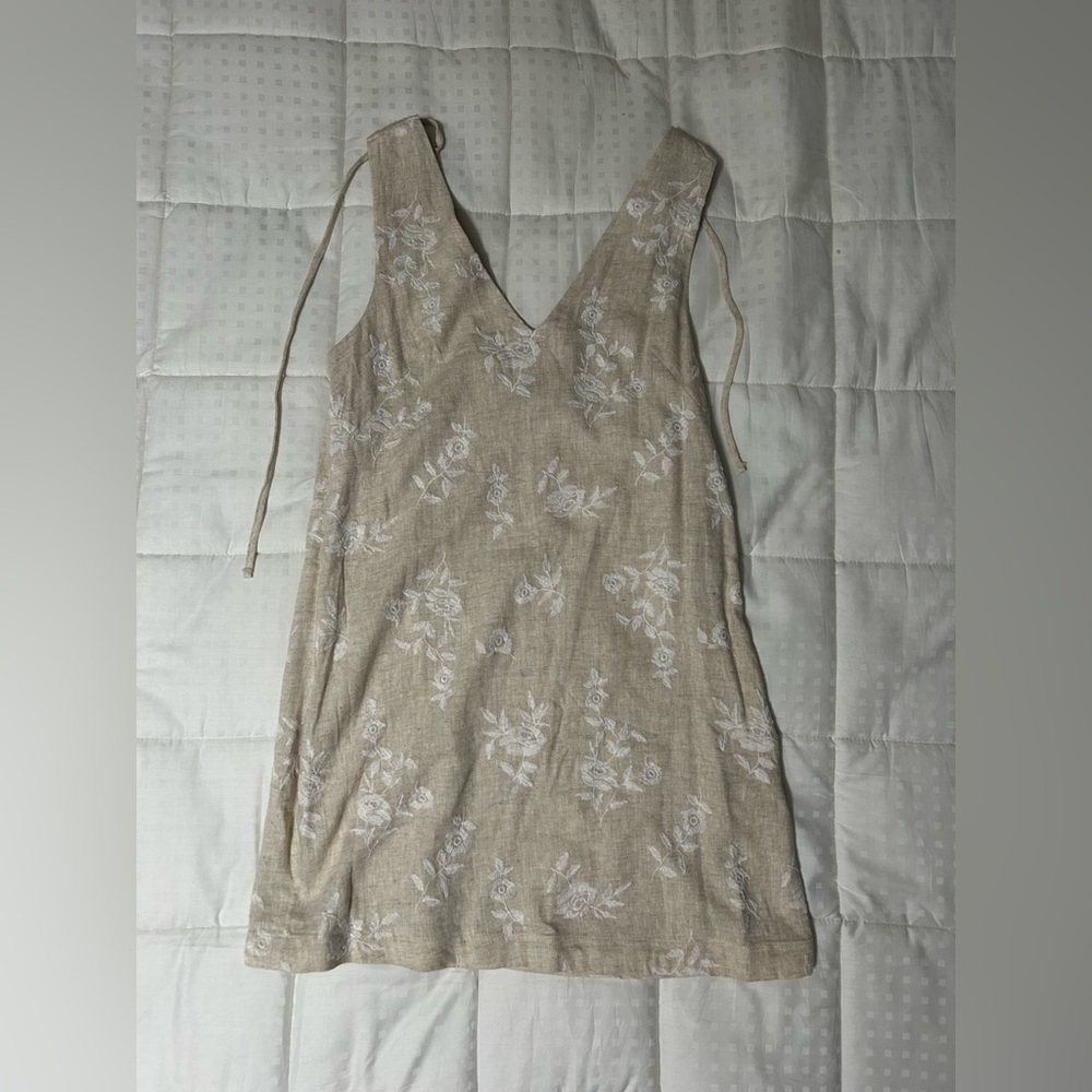 NEW WITH TAGS Beige Floral V-Neck Linen Dress